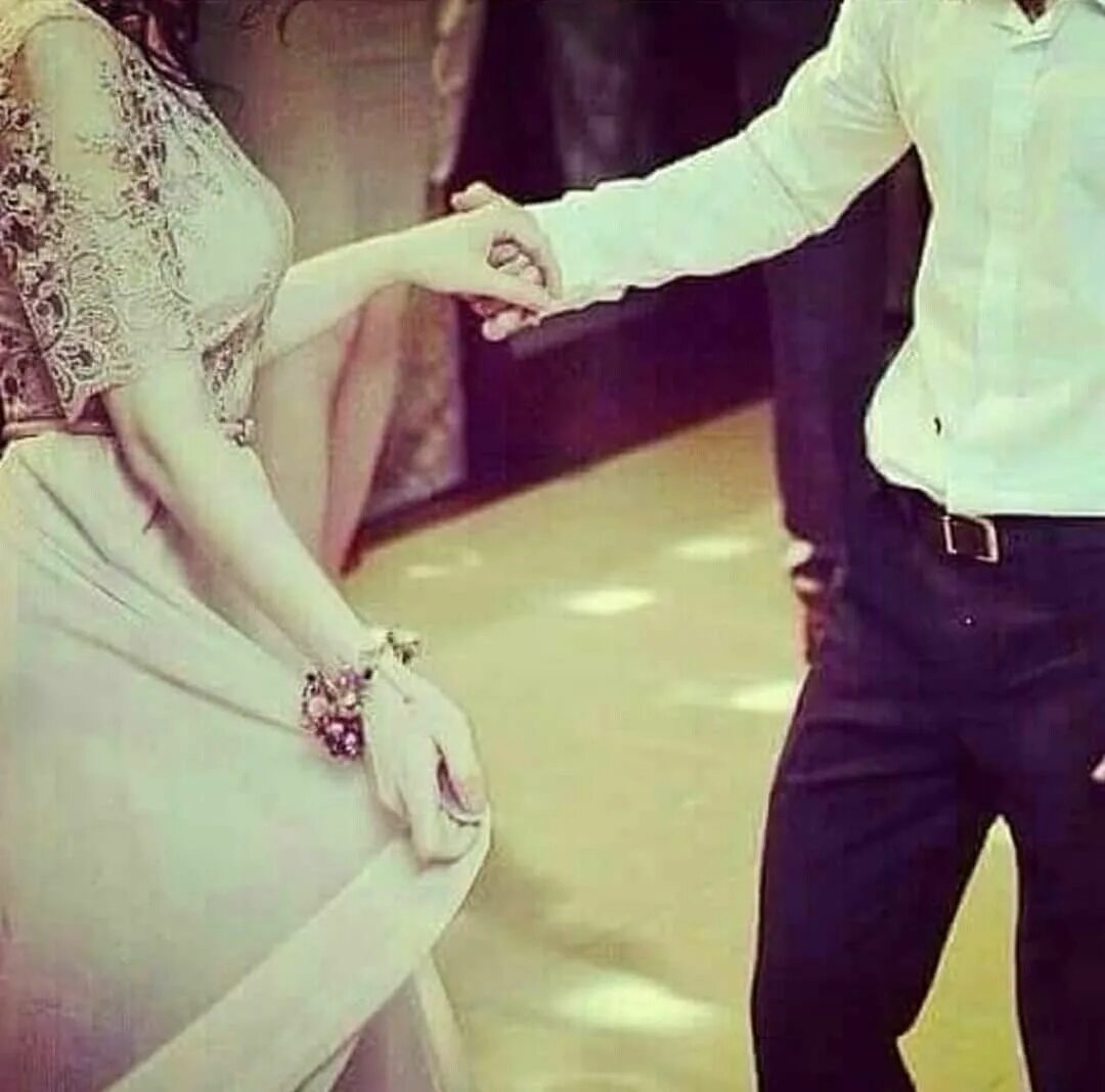 Парная фотосессия в студии. Вместе скромно. Кавказские пары свадьба. Вместе скромно. Руки влюбленных.