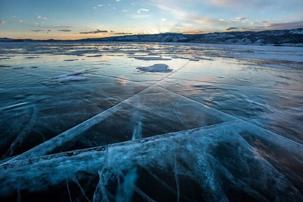 Вода выступающая на поверхность льда. Озеро Байкал подо льдом. Озеро Байкал зимой подо льдом. Зимний Байкал Горячинск. Замерзшее озеро Байкал.