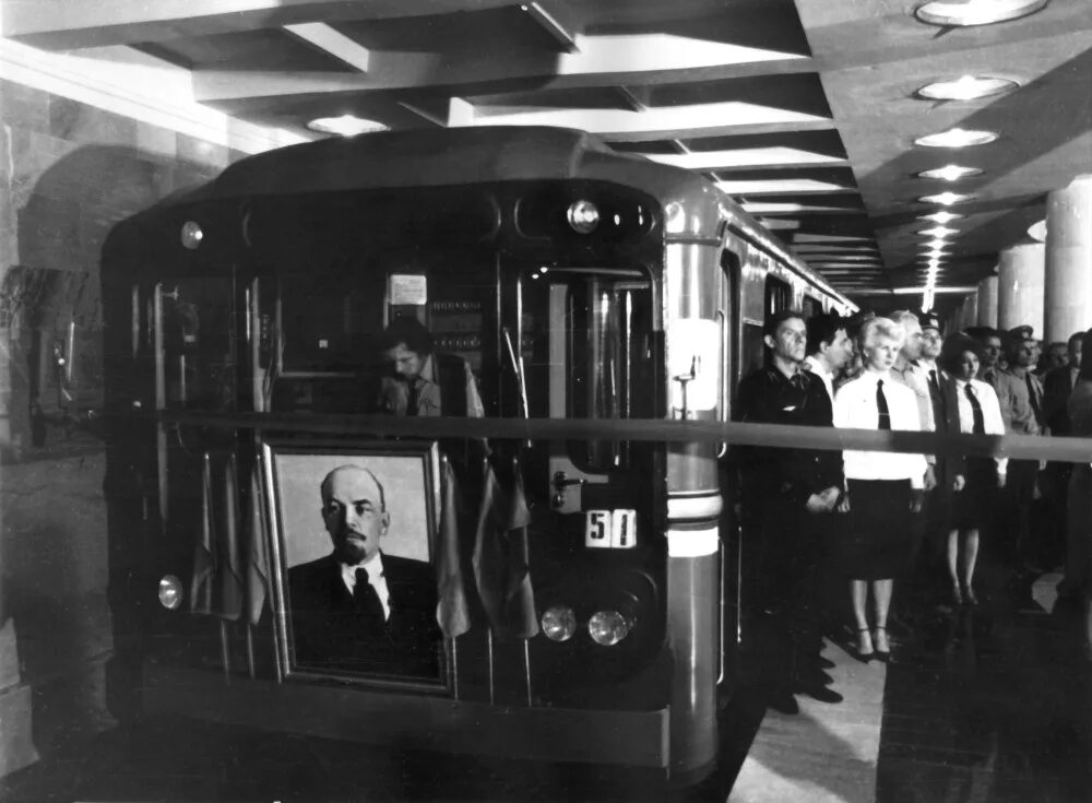 Открытие метрополитена в ссср. Харьковский метрополитен 1975 года. Первый испытательный поезд Московского метрополитена. Метро СССР. Метро Харькова СССР.