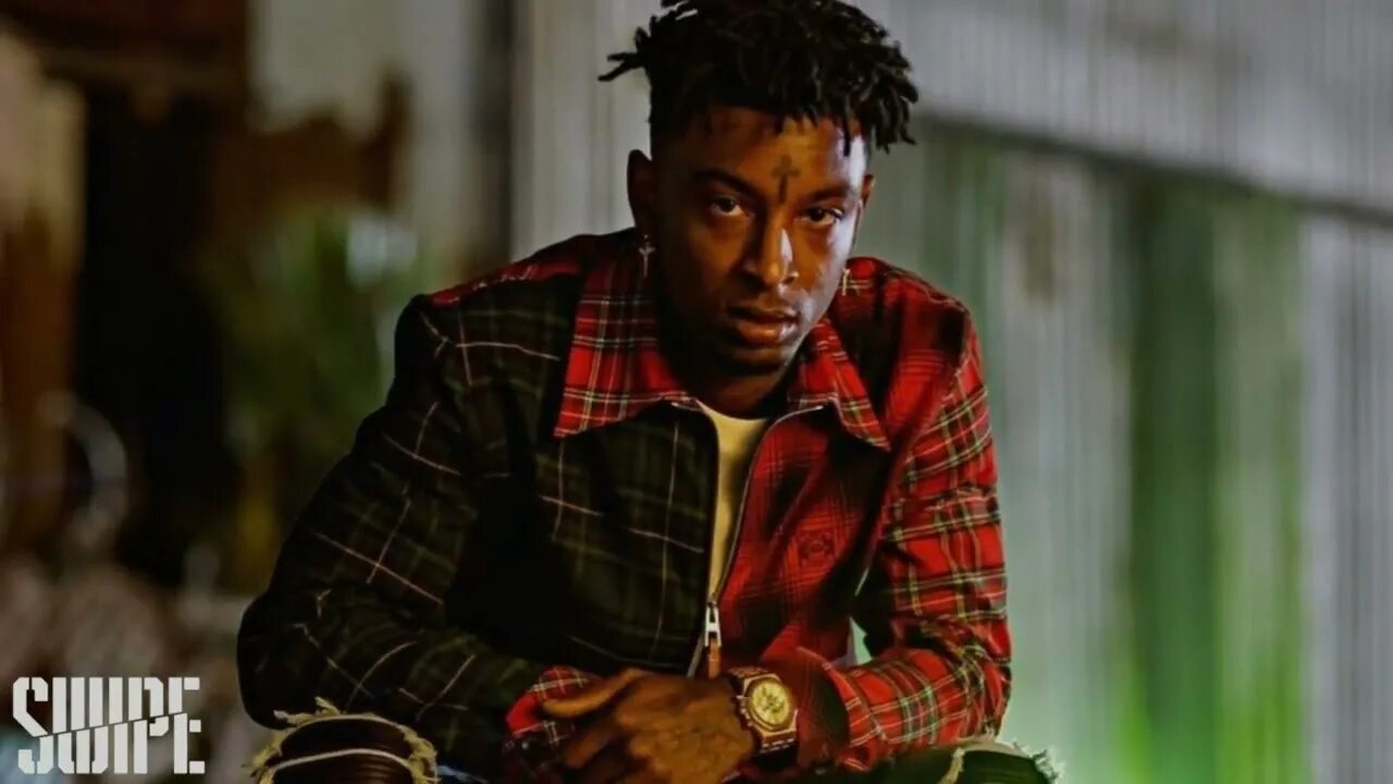21 savage red. 21 savage. 21 savage в пиджаке. 21 savage bloods. 21 savage красный жакет.