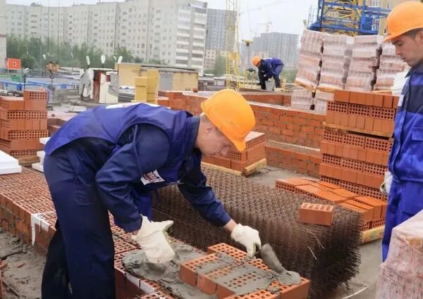 Работа каменщик без посредников. Каменщик бетонщик. рабочее место каменщика. фасад, внутренние, каменщики, бетонщики. строительная бригада фото.