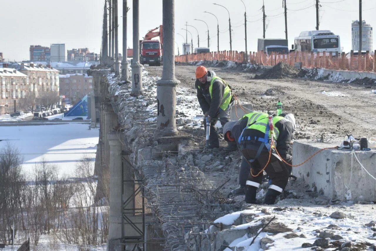 Ленинградский мост Омск 2023. Мост в городе. Строительство моста. Рабочий мост.