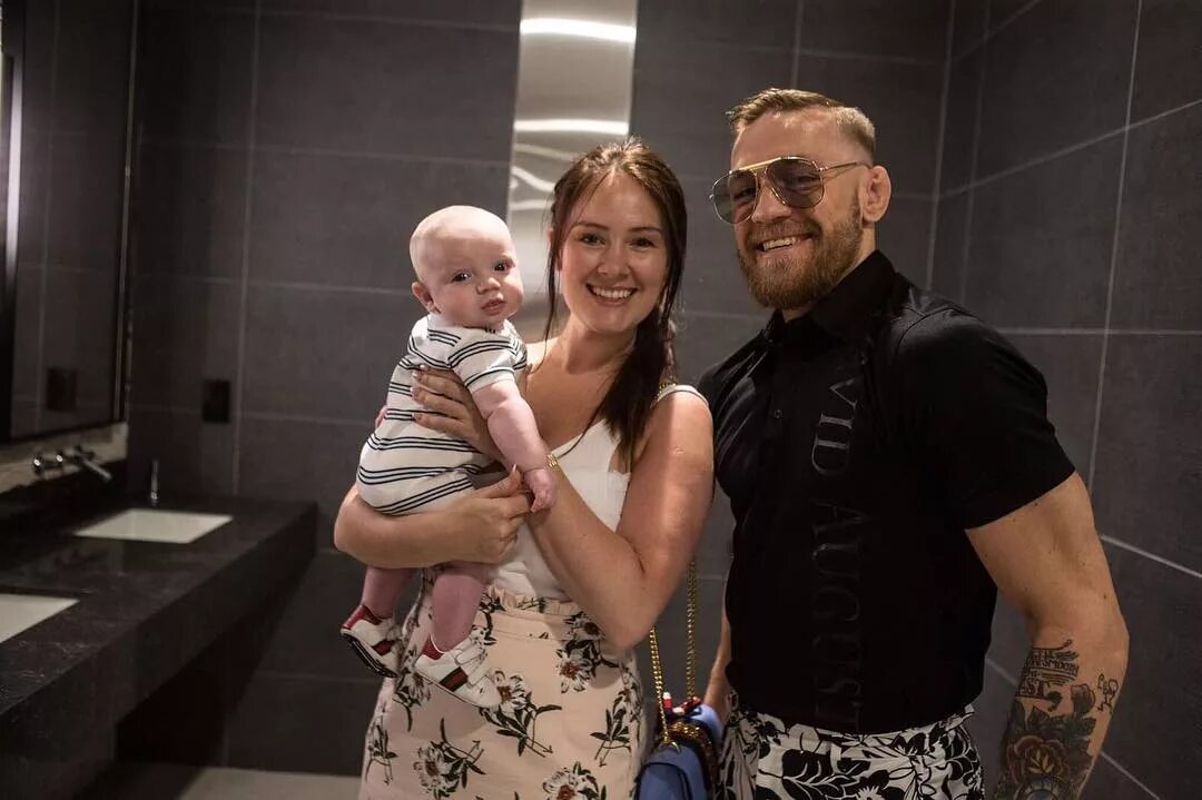 жена макгрегора родила 3 ребенка. конор и его семья с переводом. коннор с семьей. ди девлин и конор макгрегор 2022. сын конора макгрегора.