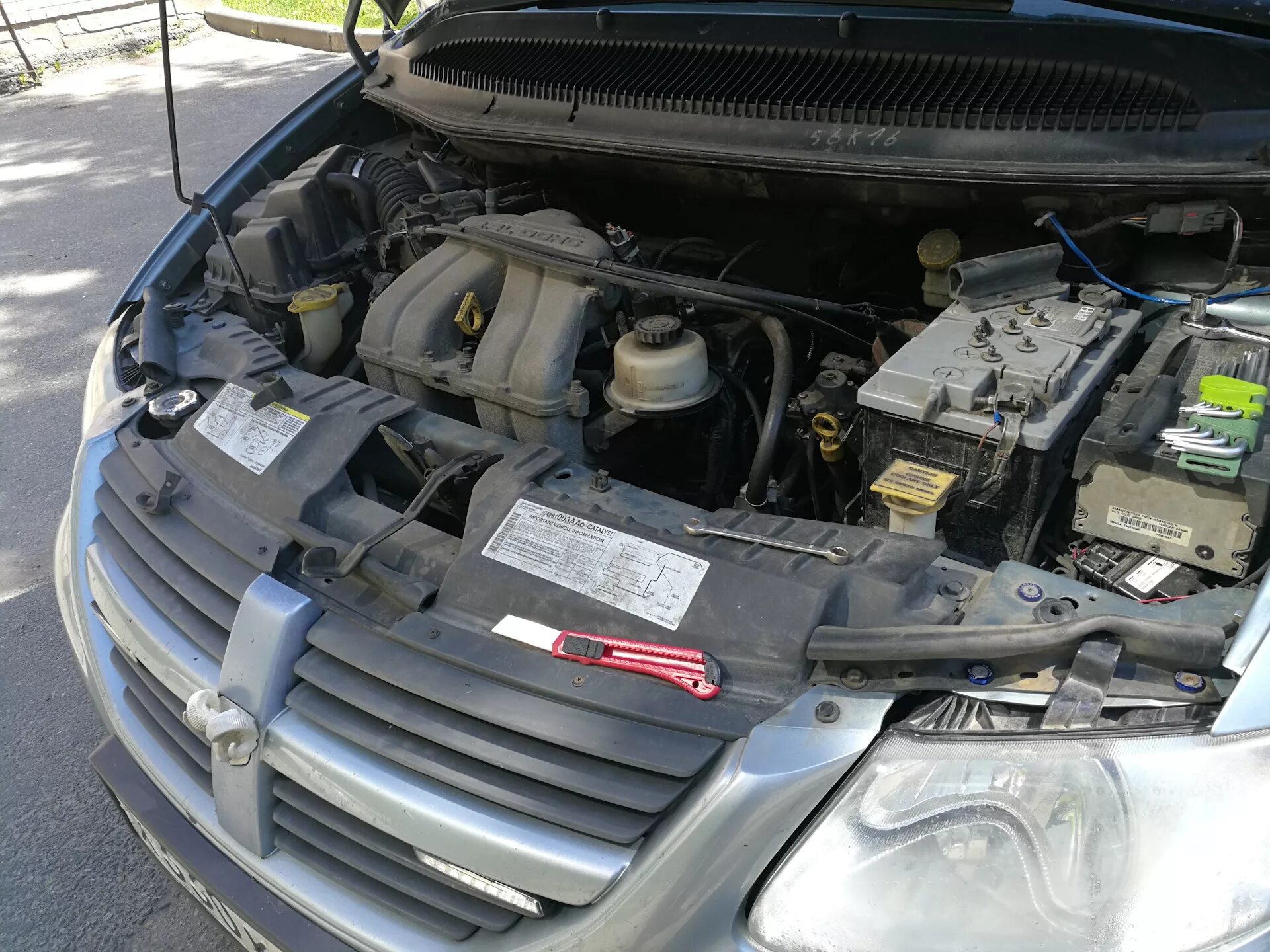 Подкапотка Додж Караван. Додж Караван 2.4 подкапотка. Додж Караван 3 2.4 подкапотка. Dodge Caravan IV 2007 2.4 аккумулятор. Капот караван