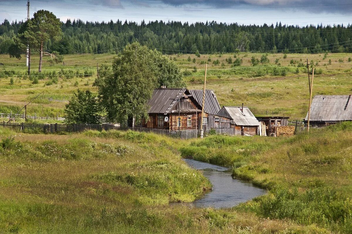 Домик на самой окраине песня. Окраина деревни. Домик на окраине деревни. Деревенский домик на окраине. Старый дом на окраине деревни.