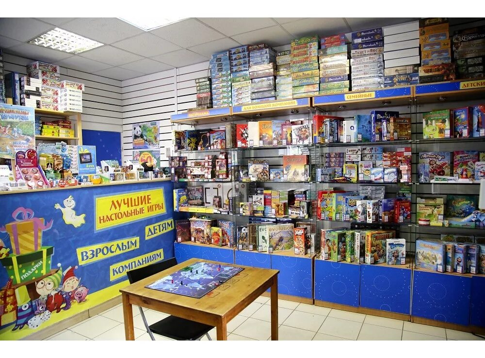 Магазин настольных игр краснодар. Витрина магазина настольных игр. Магазин hobbygames. Игровед игры. Магазин счастливый случай в санкт-петербурге.
