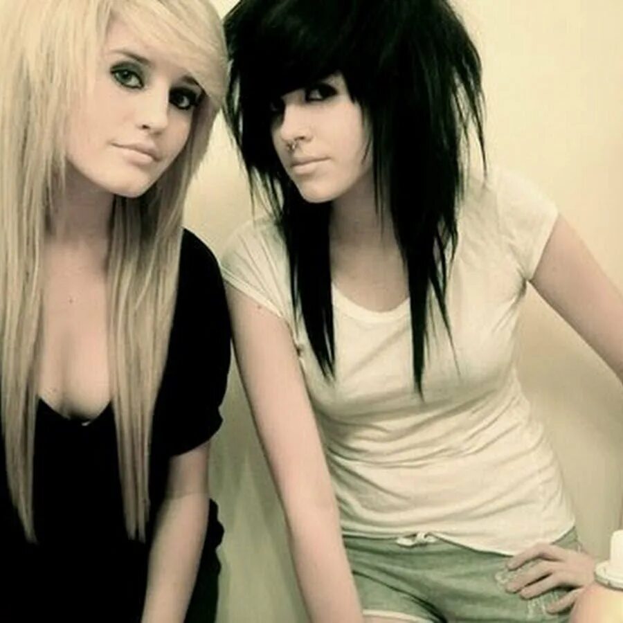 Эмма субкультура. Треш на вб. Трэш субкультура. Стрижка эмо на длинные волосы. Неформальные стрижки на длинные волосы.