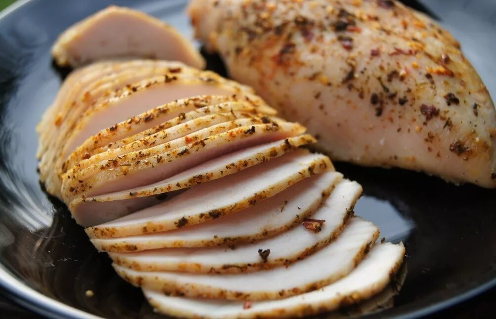 Высоцкая куриная грудка. Филе куриное. Грудка куриная запеченная в духовке сочная. Как правильно сварить сочную куриную грудку. Сочная куриная грудка.