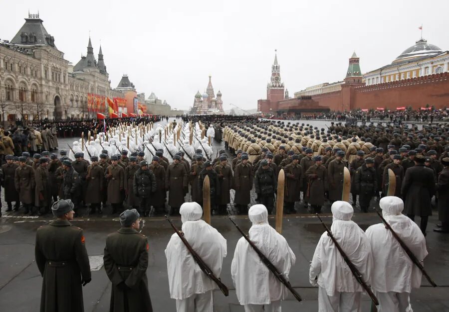 Парад 1941г. Парад на красной площади 1941. Парад 7 ноября 1941 года. Парад на красной площади 7 ноября 1941. Парад 7 ноября 1945 года в Москве на красной площади.