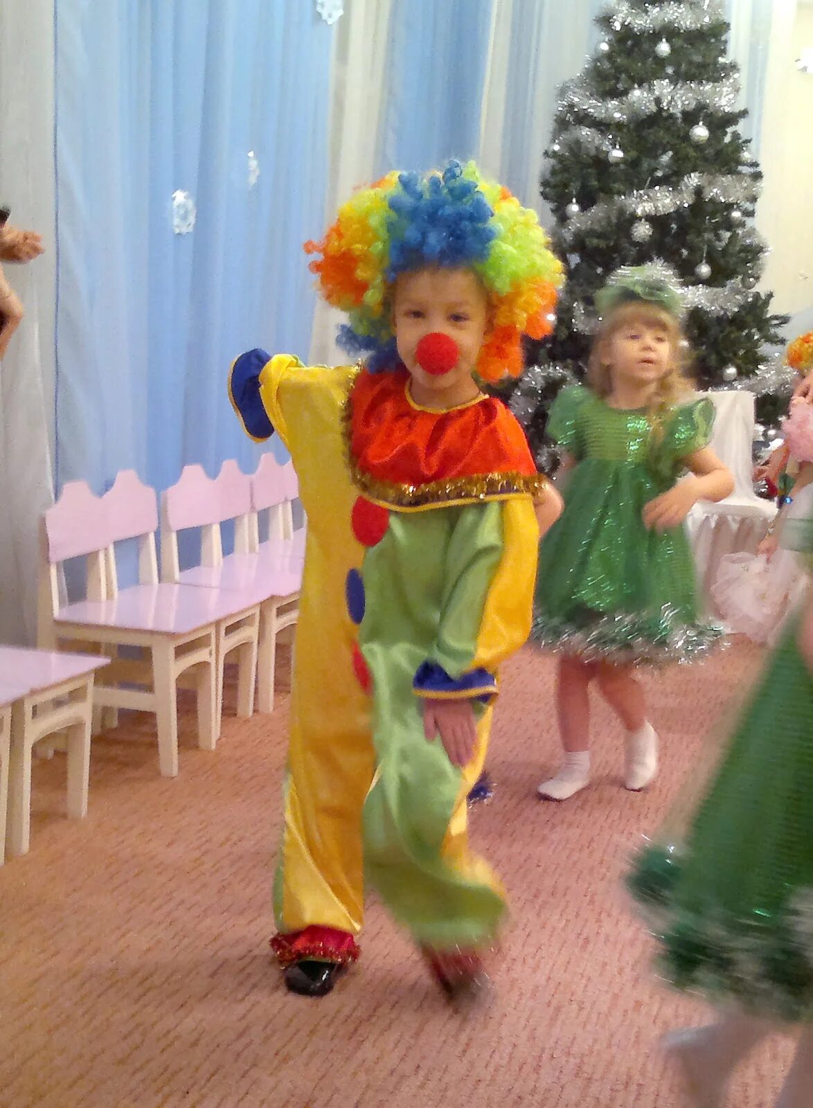 Клоун на утреннике. Клоун в детском саду. Клоун на утреннике в детском саду. Костюм клоуна на утренник. Клоун Клепа костюм.