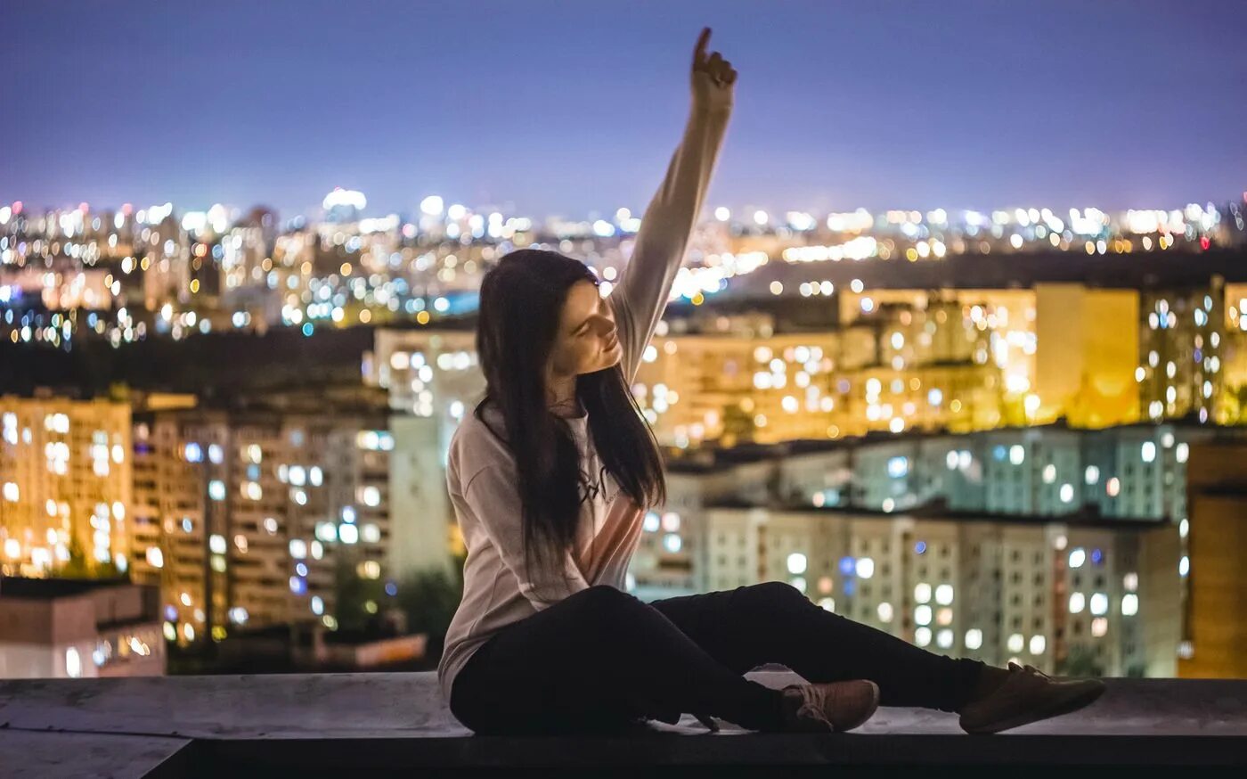 Брюнетка на крыше. Девочка на крыше ночью. Ноги на крыше ночью. Человек на крыше ночью. Девушка ночью в городе.