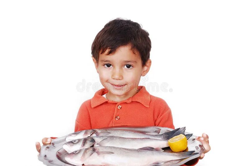 Счастливый человек с рыбой на белом фоне. Человек с рыбой вертикально. Человек с корзиной рыбы. Ребенок рыбы мальчик