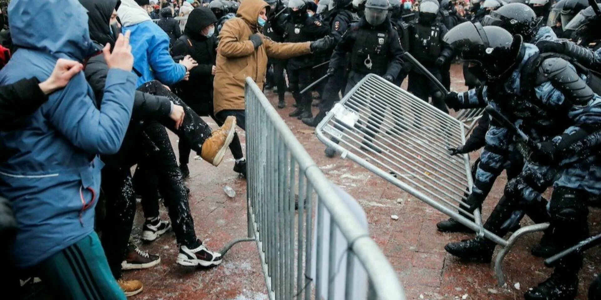 Восстание в петербурге 1917. Митинг протеста в москве 23 января 2021. Митинги 93 года в москве. Силуэт война. Митинг 2019 москва.