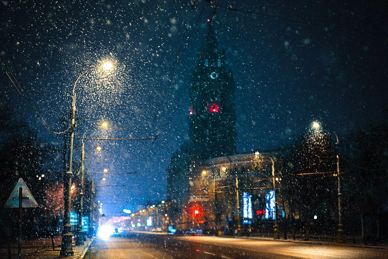 Падающий снег на улице. Зимний ночной Воронеж. Зимний город. Зимняя ночь в городе. Ночной зимний город.