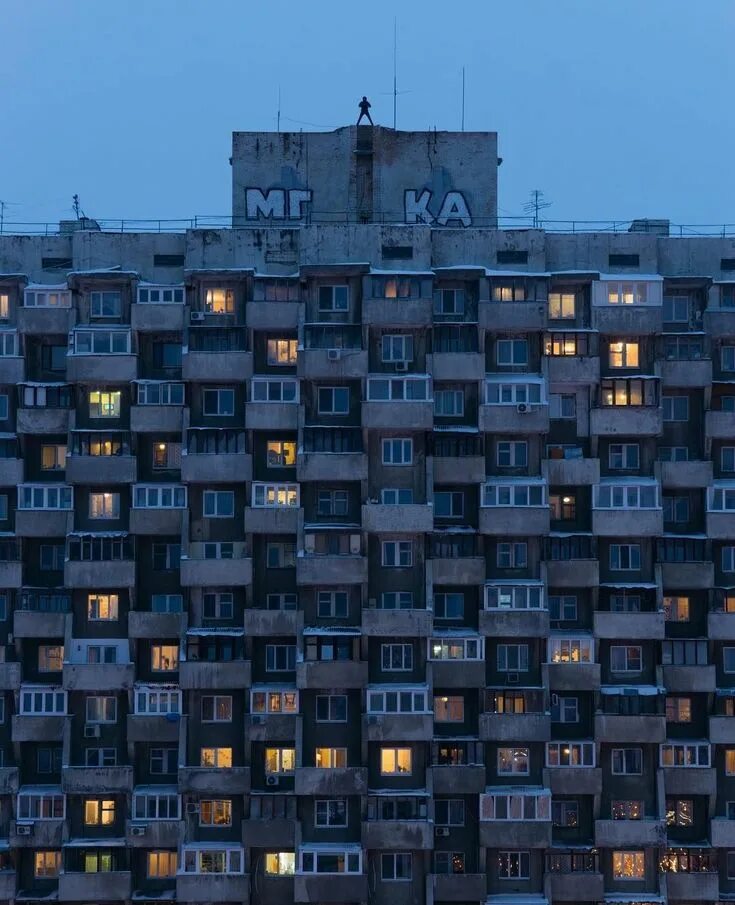 Твоя многоэтажка. Твоя многоэтажка. Старый многоэтажный дом. Твоя многоэтажка. Многоэтажное здание.
