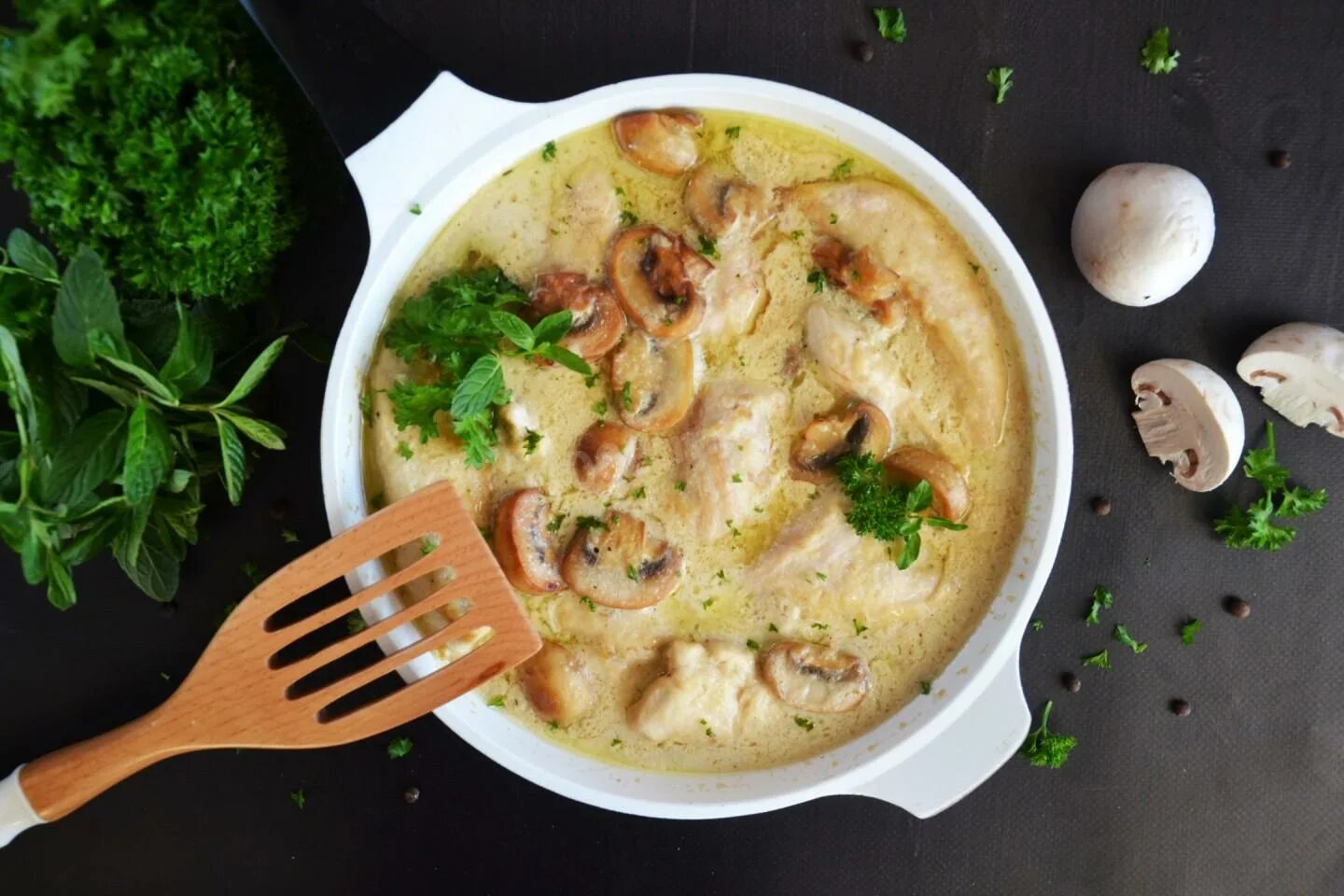 Курица в сметане калории. Курица с грибами в сливочном соусе. курица с грибами в сметанном соусе. грибы в сливочном соусе. грибы в сметанном соусе.