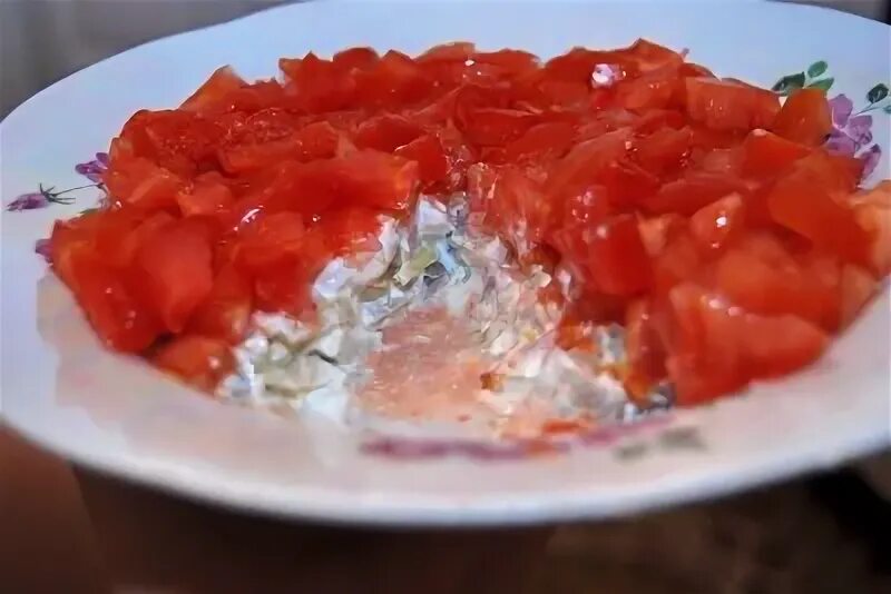 Помидоры с сельдью. Салат селедка с помидорами и луком. лук с томатной пастой салат. селедка с помидорами. помидоры с луком и майонезом.