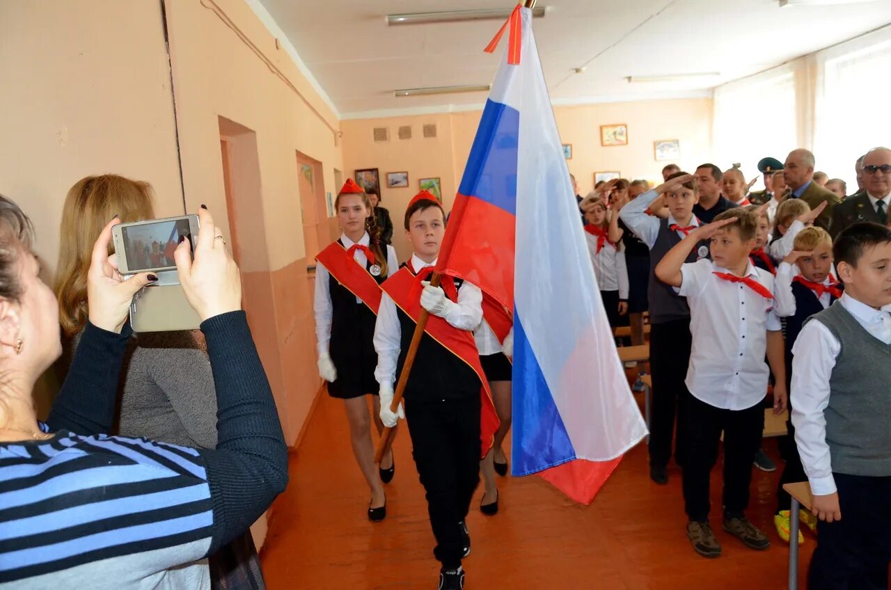 Вынос Знамени в школе. Вынос флага России в школе. Торжественный вынос Знамени в школе. Вынос Знамени РФ В школе. Флаг вынести