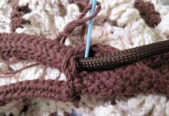 Обвязать ручку сумки. Оплетка рукояти веревкой. Обвязать ручки у сумки. Обвязка ручки сумки крючком. Обвязать карандаш макраме.