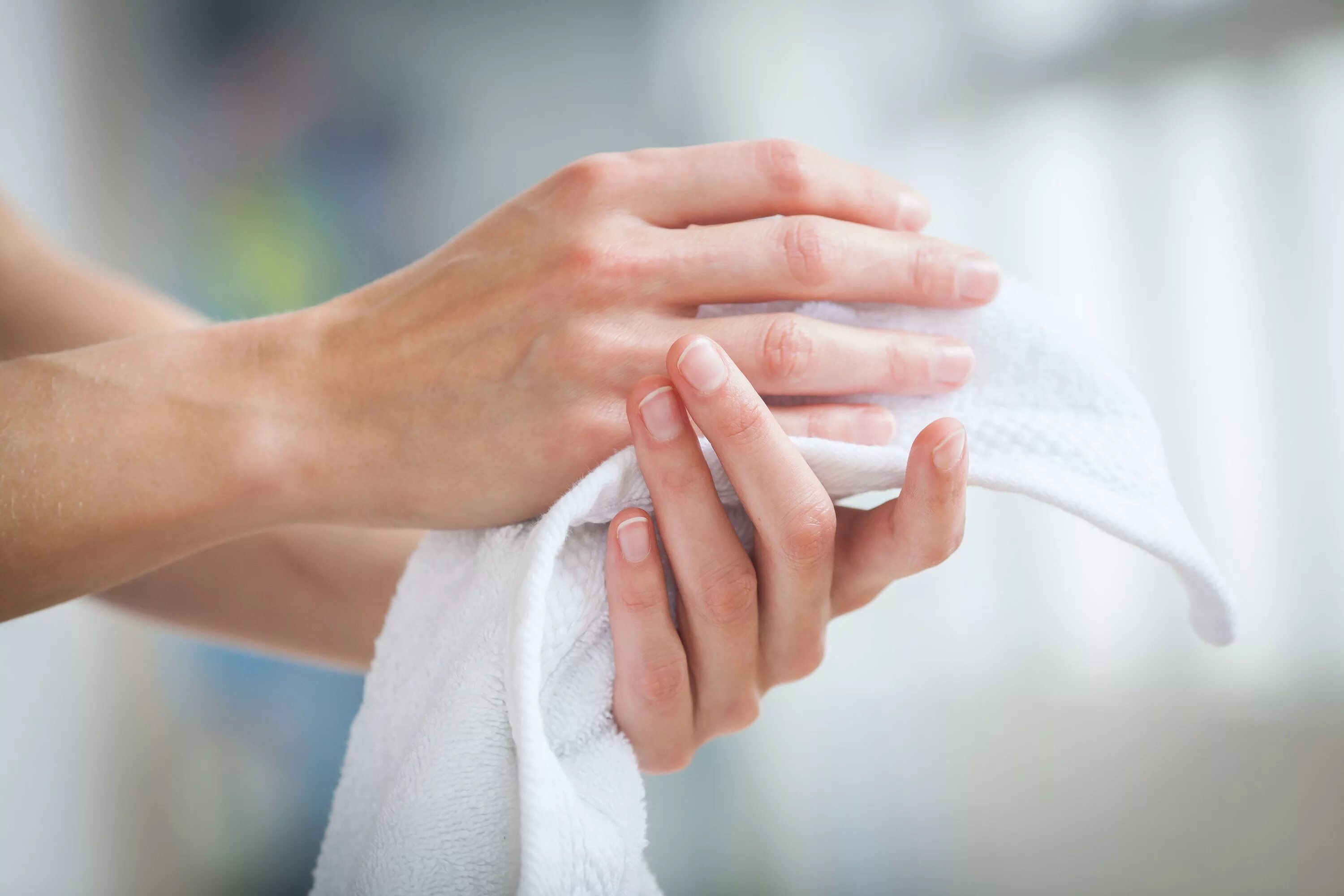 Вытирание полотенцем. Вытирает руки. Протирание рук.