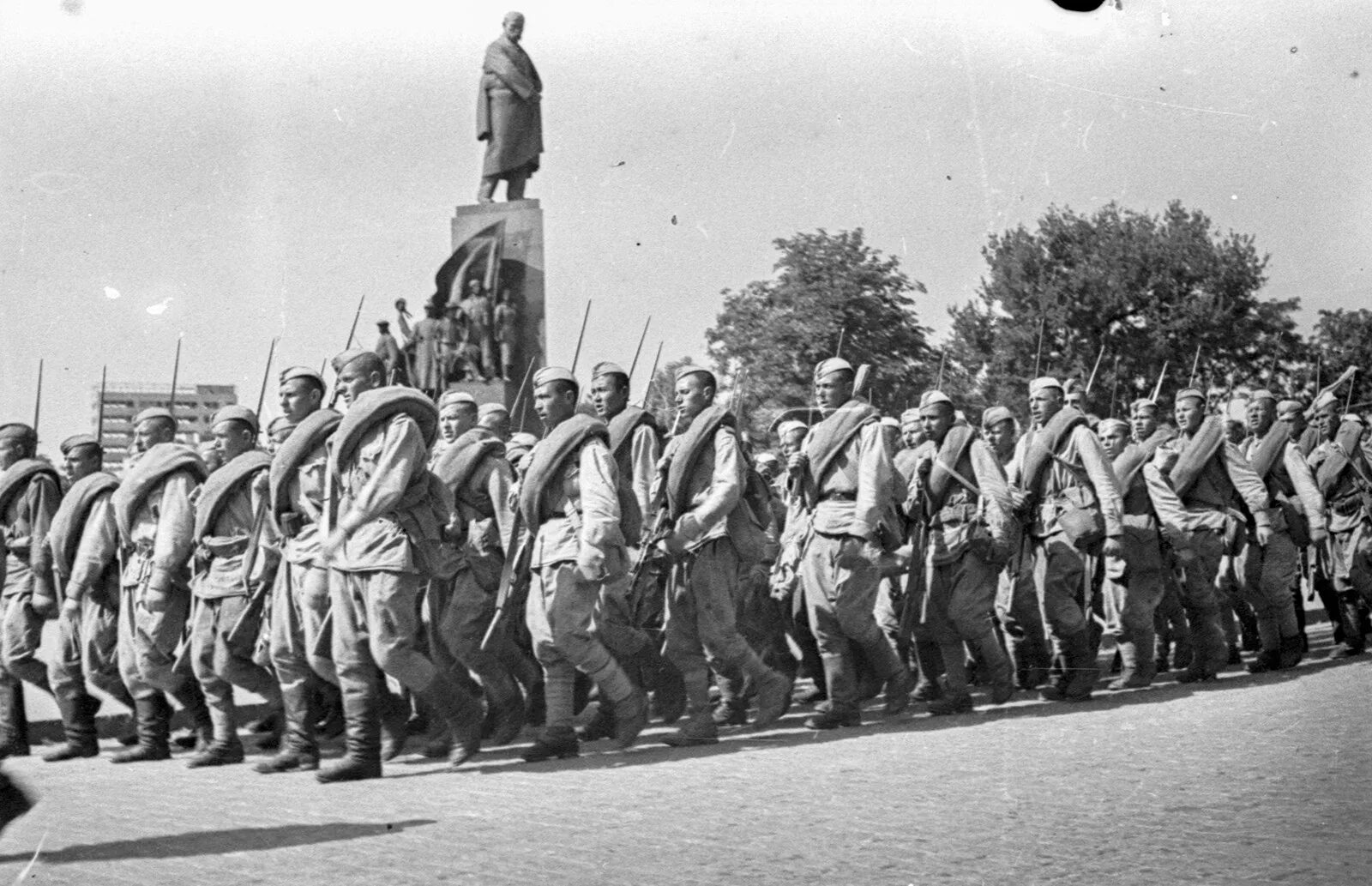 Последние дни великой отечественной войны. Солдаты уходят на фронт 1941 год. Начало Великой Отечественной войны 1941. ВОВ 1941 Строй солдат СССР. Освобождение Харькова в 1943.