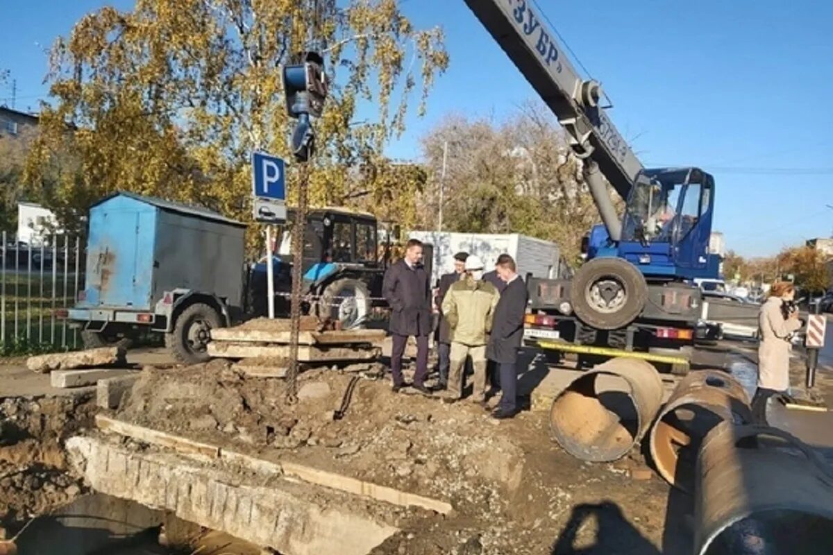 Барнаул ремонтная. Ремонт теплотрассы. Теплосети в городе. Авария на теплосетях в Барнауле вчера. Перекрыты дороги.