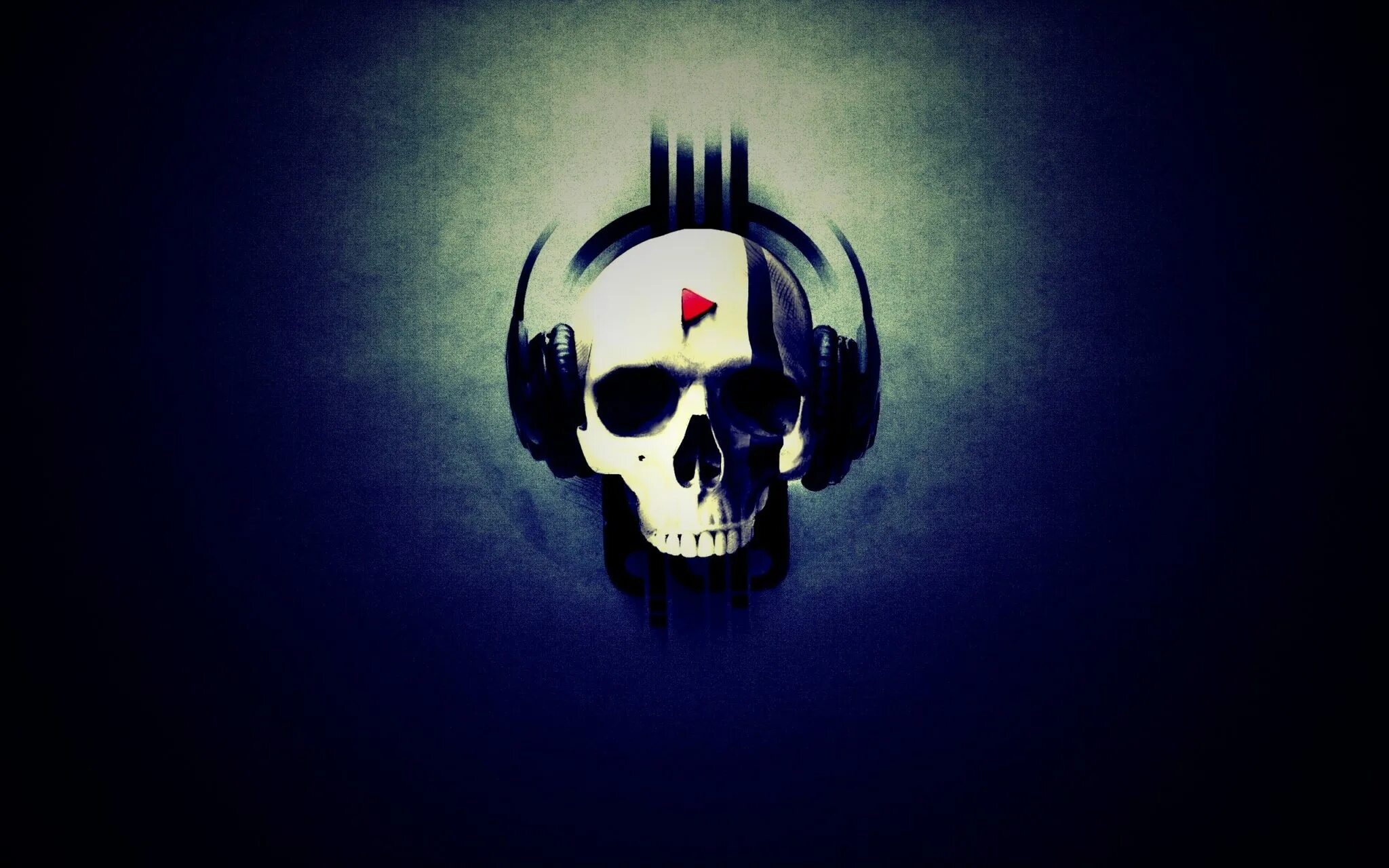 Мужской силуэт на темном фоне. Человек в маске и капюшоне. Мужчина на черном фоне. Смерть на рабочий стол. Череп в наушниках.