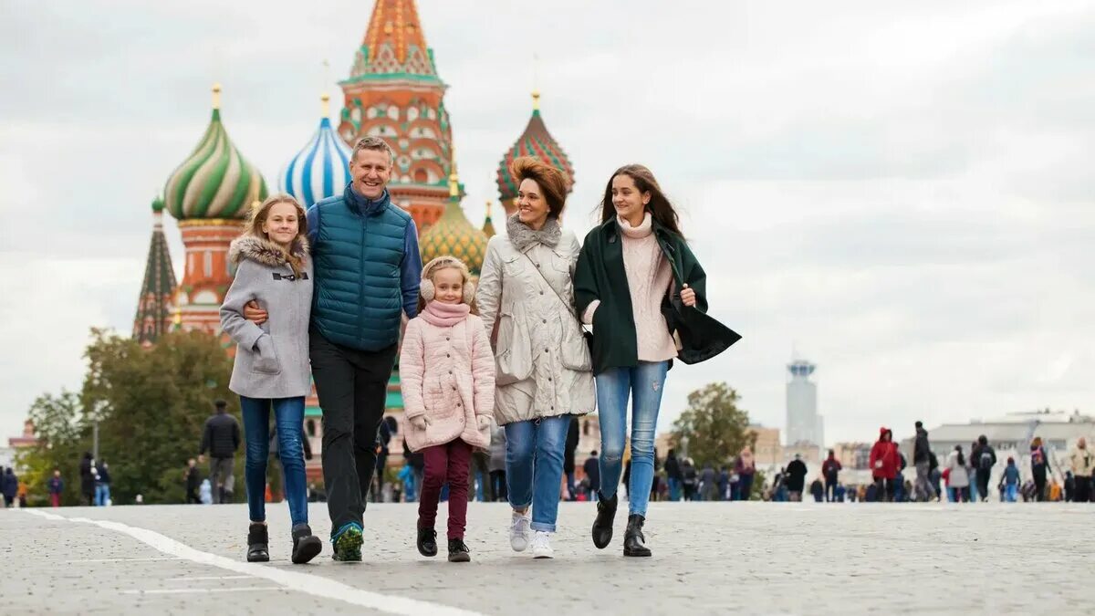 Счастливая семья в москве. Семья в москве. Кто первый до москвы семьи. Род семья волконская. Москва для детей.