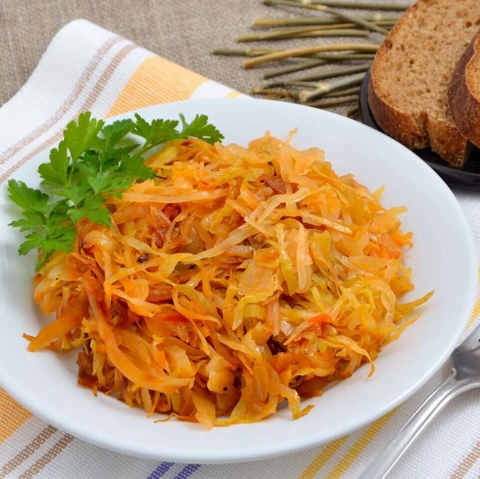 Тушенная капуста рецепты с фото. Капуста тушеная с морковью. Тушеная квашеная капуста. Тушенная капуста рецепты с фото. Пареная капуста.