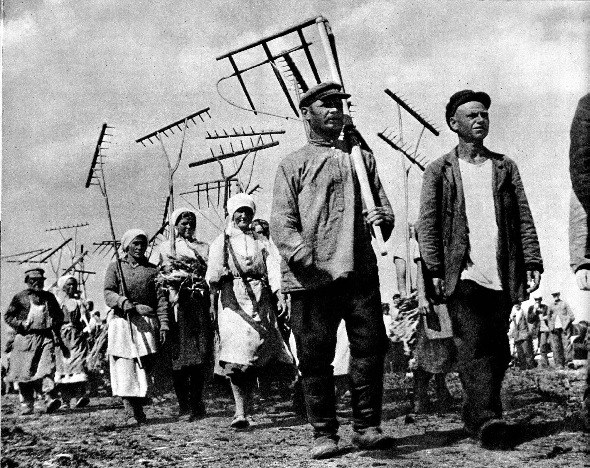 Колхоз хх. Колхоз 1930 коллективизация. колхоз в ссср в 30-е годы. колхозы 1930 годы. коллективное хозяйство колхозники ссср.