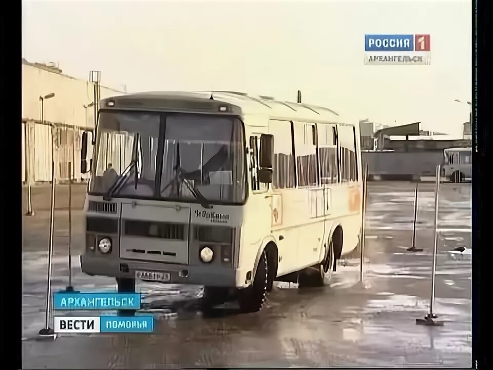 Водитель автобуса архангельск. Автобус архангельск. Автобус с человеческими ногами. Люди в автобусе. Водитель автобуса архангельск.