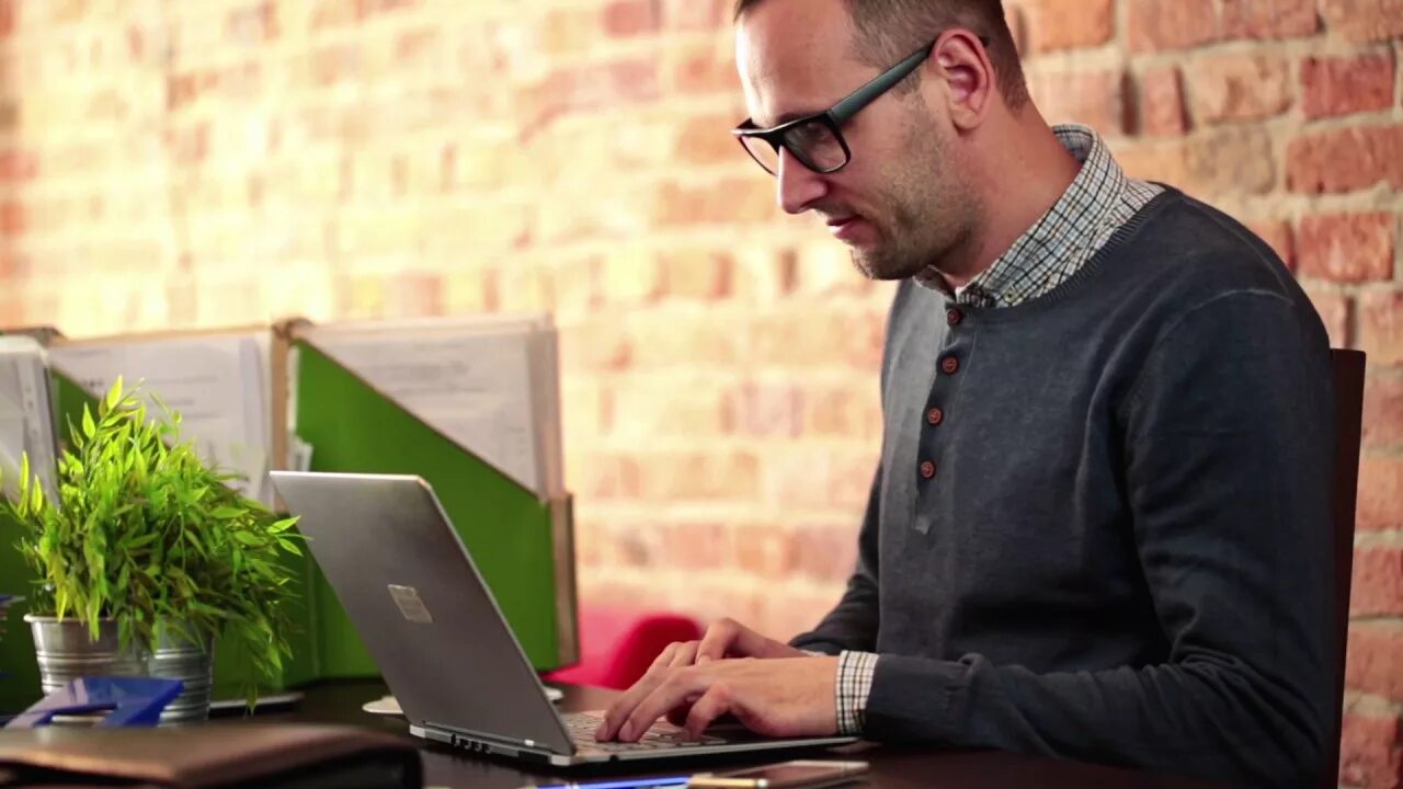 Мужчина за ноутом. Интернет парень. Man working on Laptop. За ноутбуком проект мужчина.