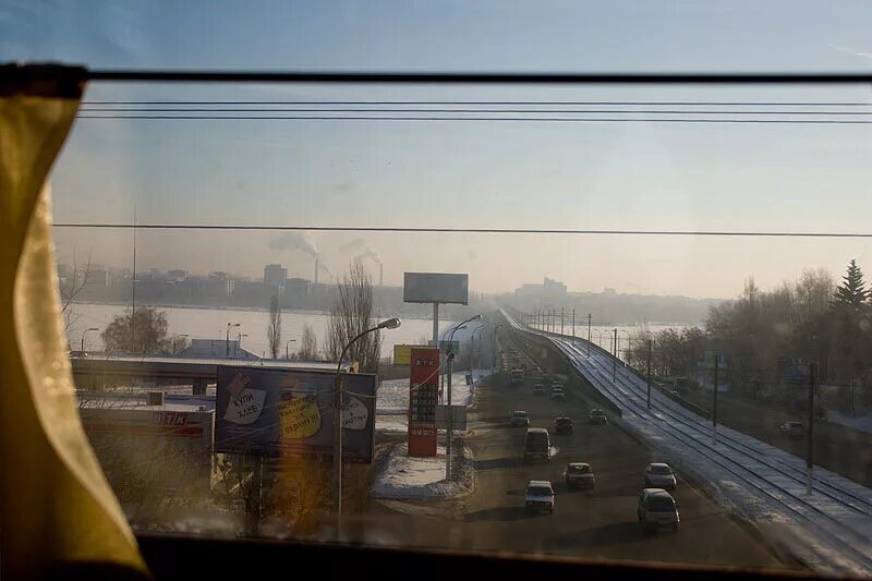 Подъезжая к городу начался. Вид из окна поезда. Окно поезда. Вид из окна на железную дорогу. Красивый вид из окна поезда.