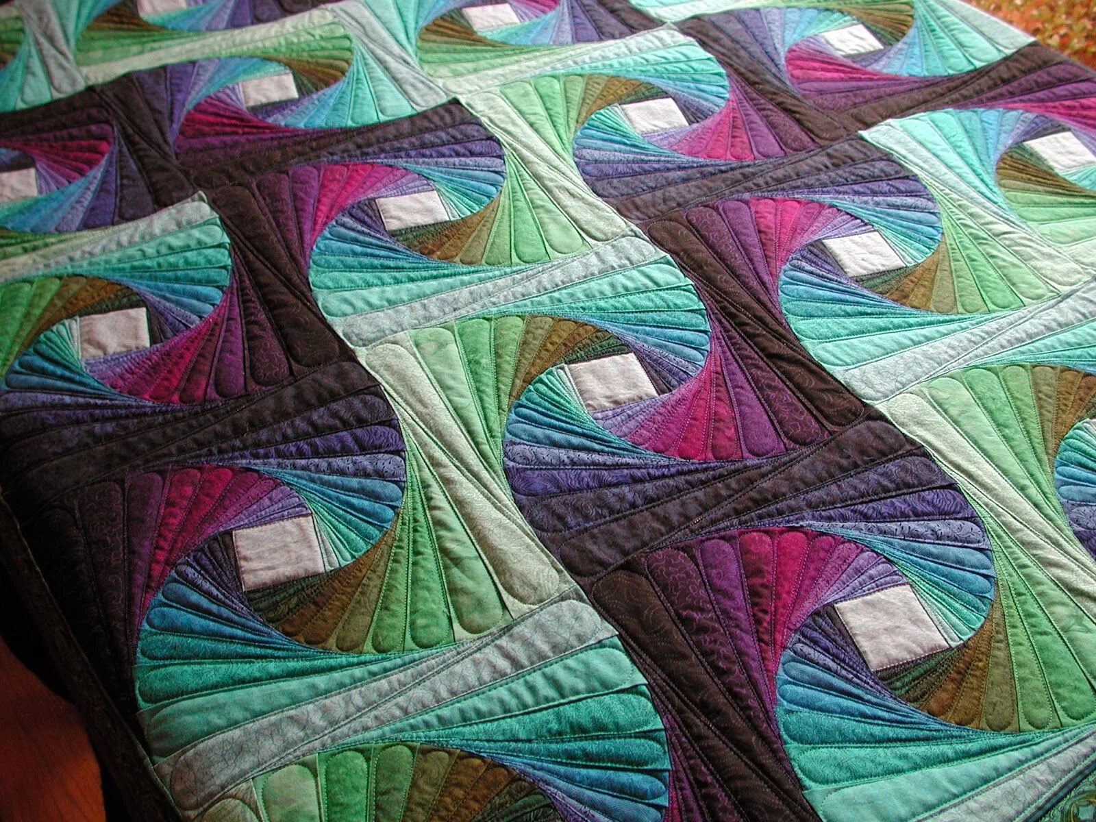 Блок твист пэчворк. Лоскутный блок колодец крученый. Пэчворк блок твист мастер. Пэчворк спираль. Лоскутный блок спираль.