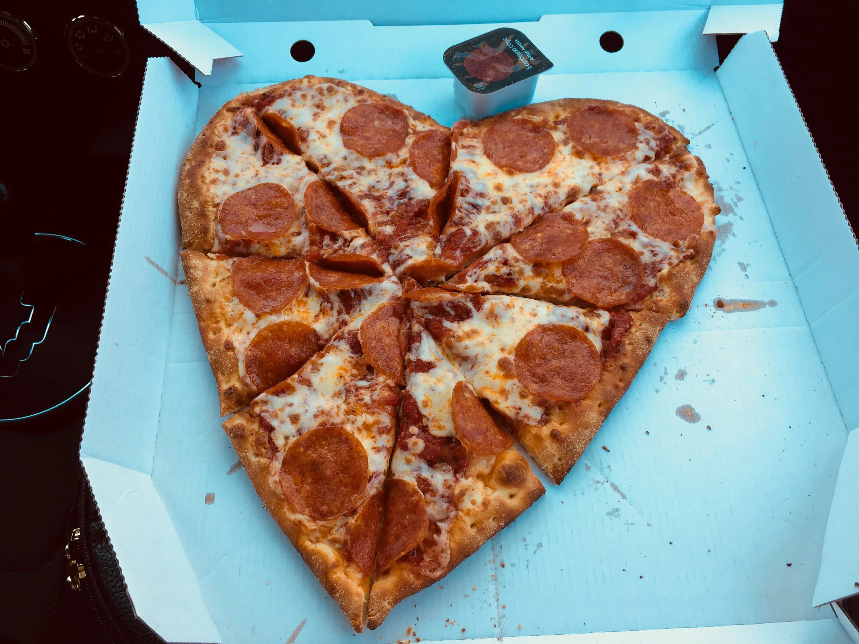 Додо пицца сердце. Додо пицца сердечко. Пицца сердце Dodo. Пицца в виде сердца Додо. Додо пицца Свердловский.