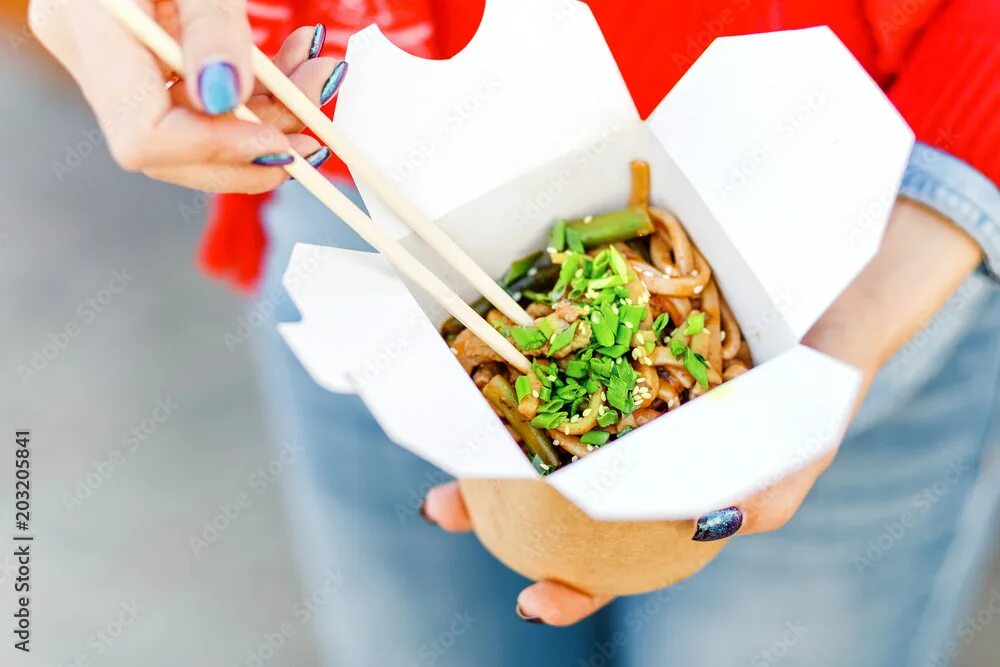Лапша вок маркс. Wok коробочки. лапша wok в коробочке. лапша вок шаттерсток. wok китайская еда.