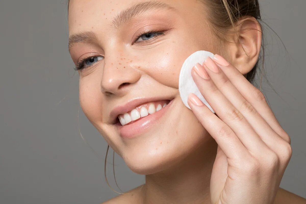 Clean your skin. Кожа лица. Девушка с ватным диском. Очищение лица. Умывание лица.