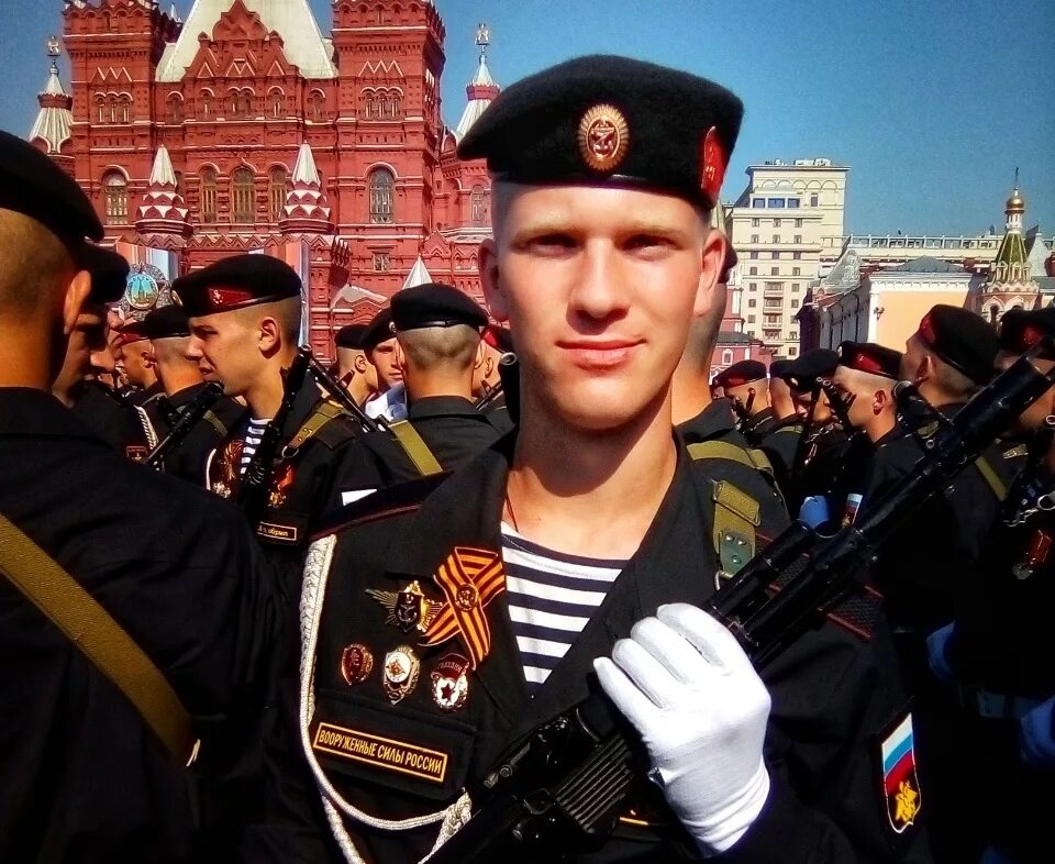 Струна морпех на параде. Форма морпеха на параде. парадная форма морпехов. морпехи на параде.