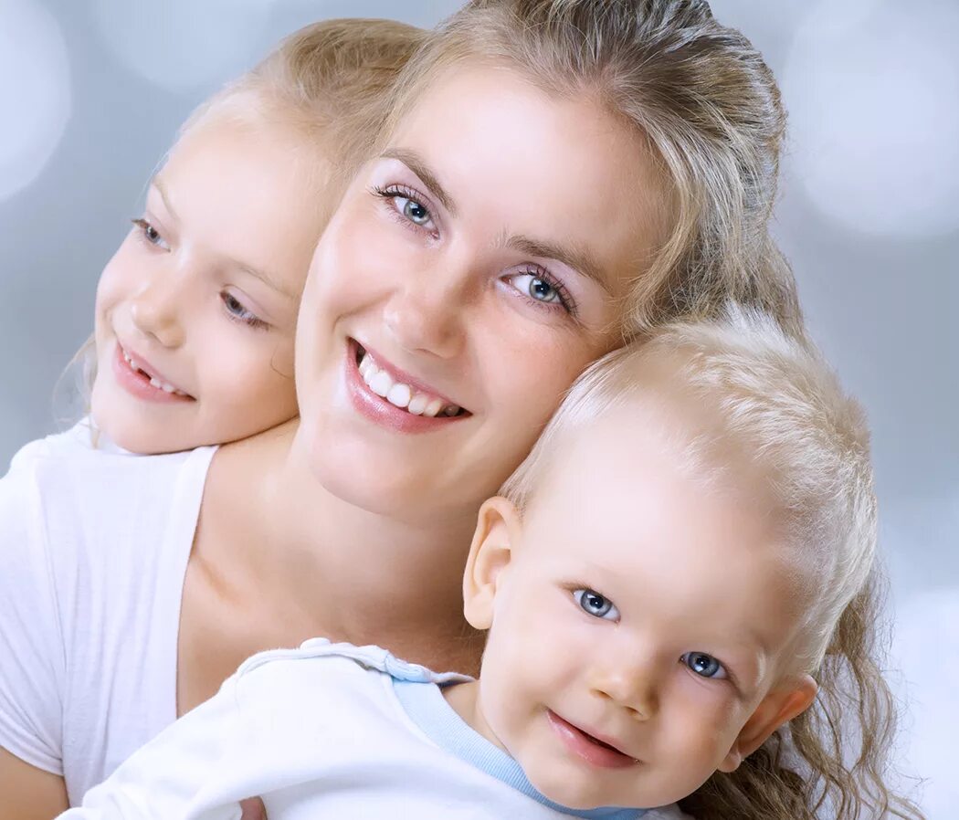 Счастливая мама 3. Мать с ребенком. Фотосессия мама с двумя детьми. Счастливая мама. Мама с двумя детками.