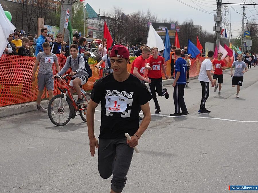 Минута молчания на день победы. День города миасс 2024. 9 мая миасс. Эстафета миасс архив. День города миасс 2024.
