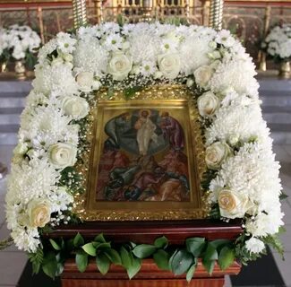 Украшение икон в храме живыми цветами