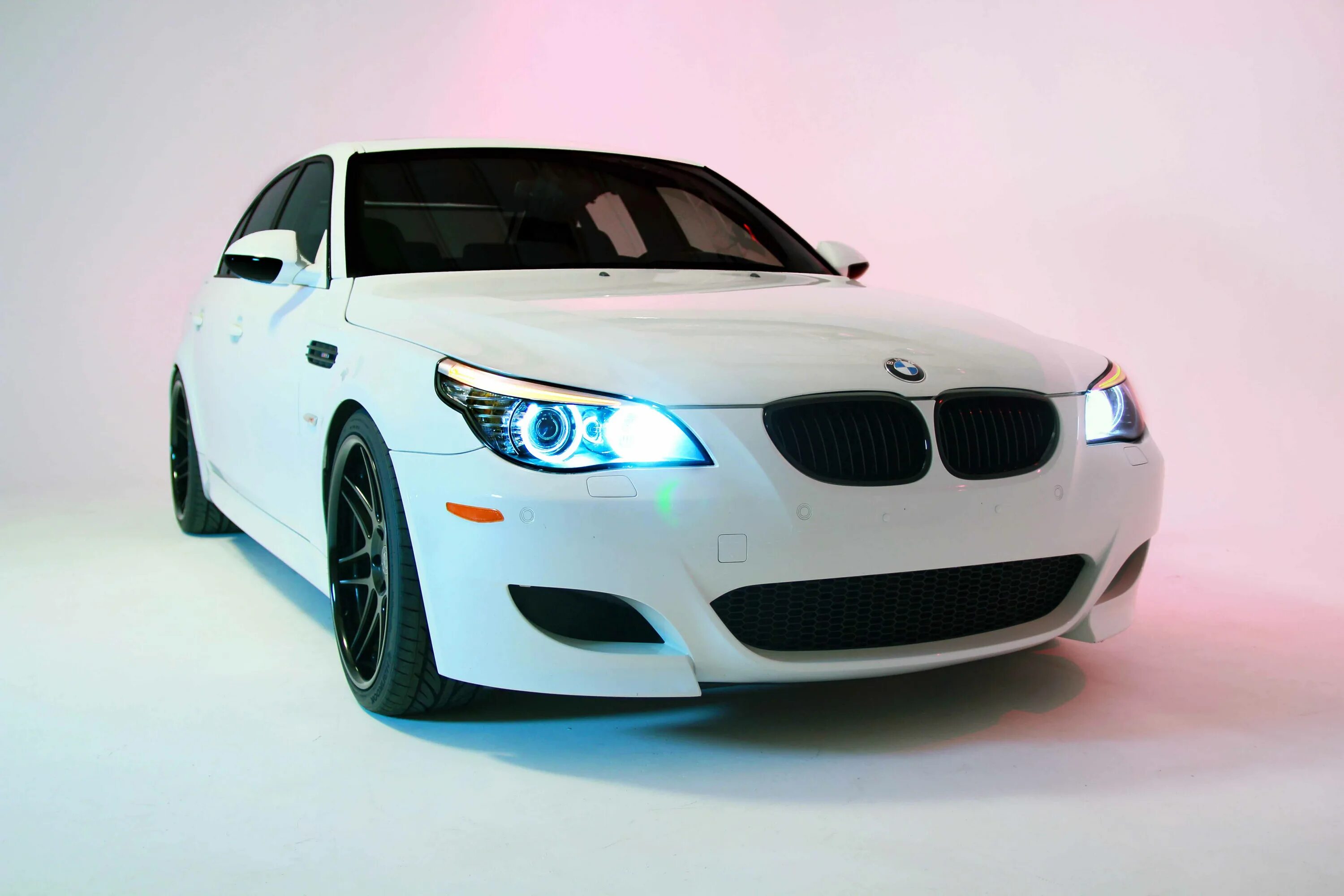 Авто е60. BMW e60 White. BMW m5 e60 White. БМВ 5 е60. BMW e60 белая.