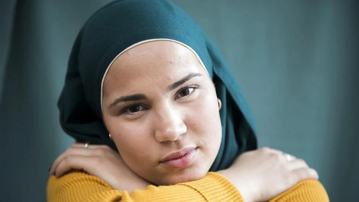 Иман мескини. Сана бакуш скам. Сана скам актриса. Иман мескини актриса. Иман мескини.