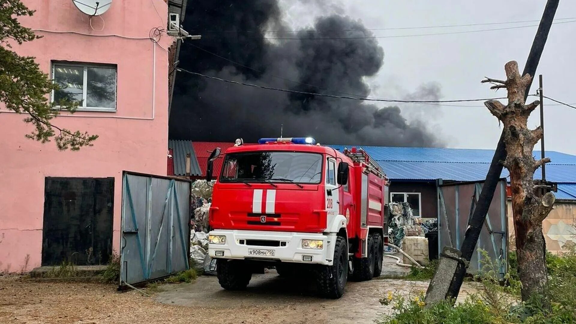 В родниках горит склад. Пожар фото. Пожар в Волоколамске. Пожар в доме. Сгоревший дом.