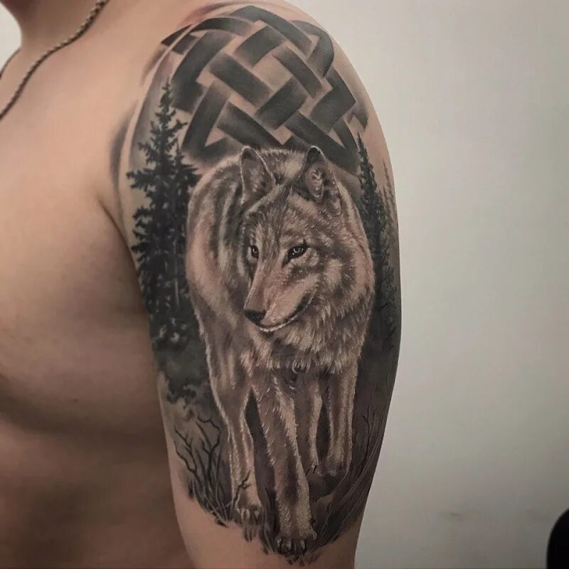 Тату волка в славянском стиле. Тату волк у славян. Тату волка на плече. Тату волк славянская тематика эскиз. Тату волка в славянском стиле.