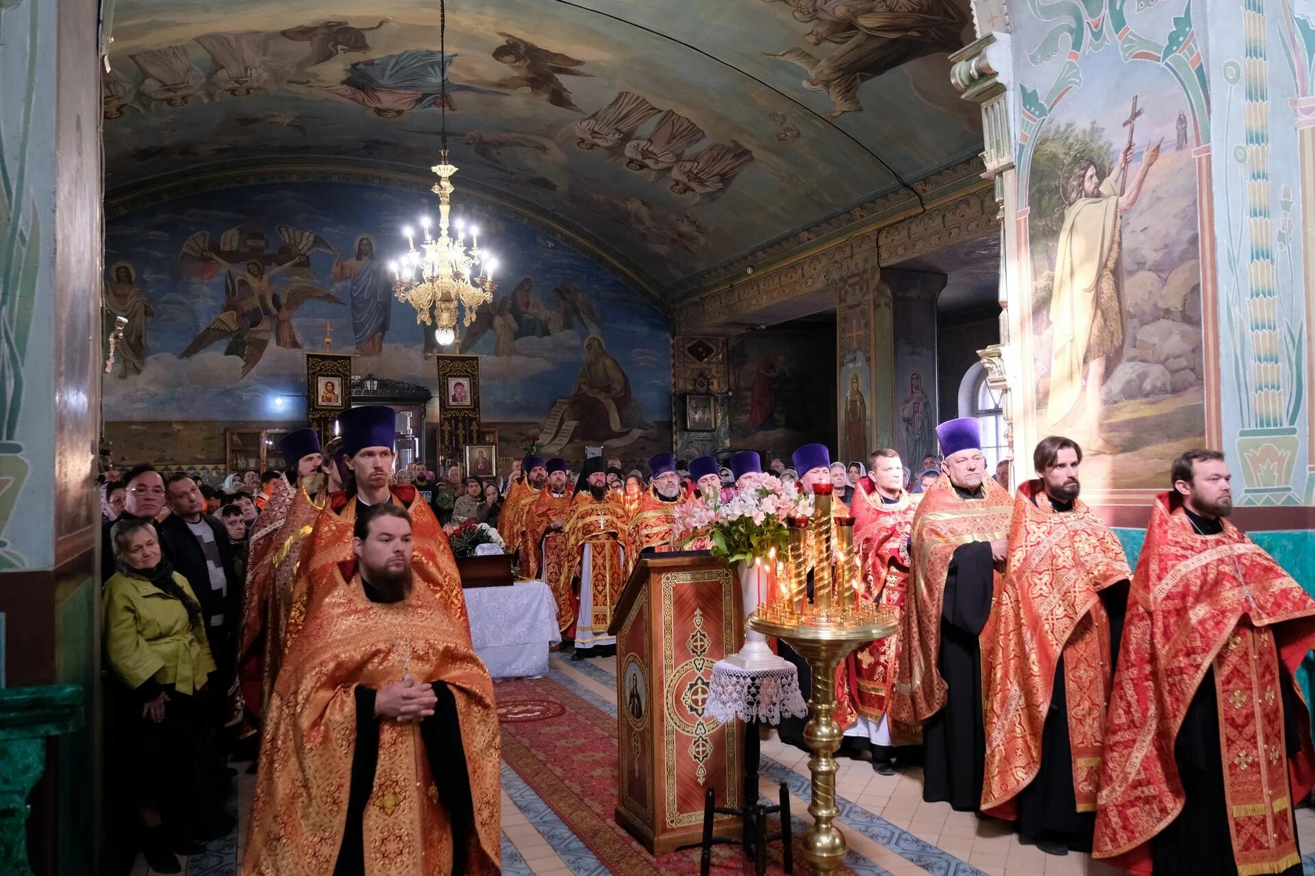 во блаженном успении вечный покой. протоиерей дмитрий смирнов отпевание. похороны отца серафима. панихидный столик свечи храм. крест свечи в храме.