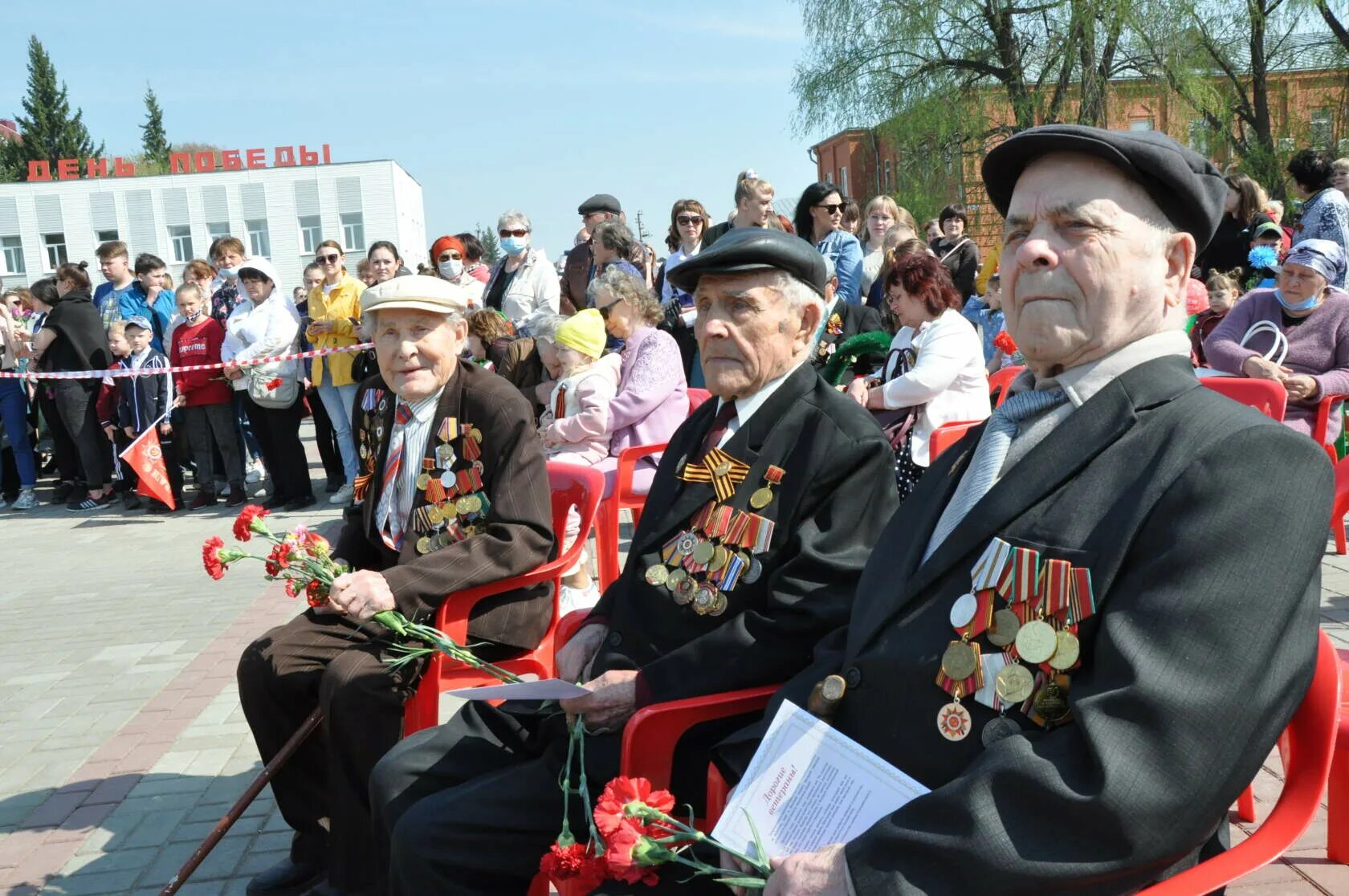 Ветераны в строю. День Победы Саргатский район. Красные тюльпаны встречи ветеранов. Образ для встречи ветерана.