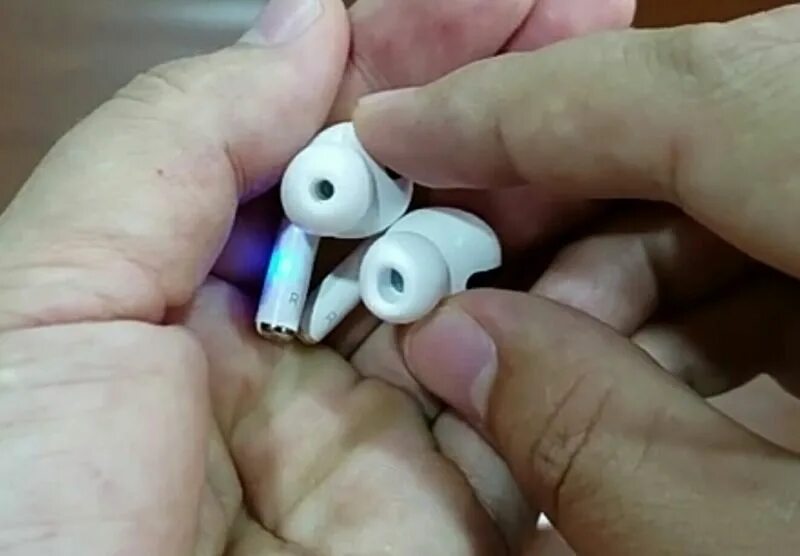 Почему горят аирподс. Наушники AIRPODS Pro 2 мигает синим. Амбушюры для наушников Apple AIRPODS Pro 2. Синие наушники аирподс. Наушники AIRPODS сини.