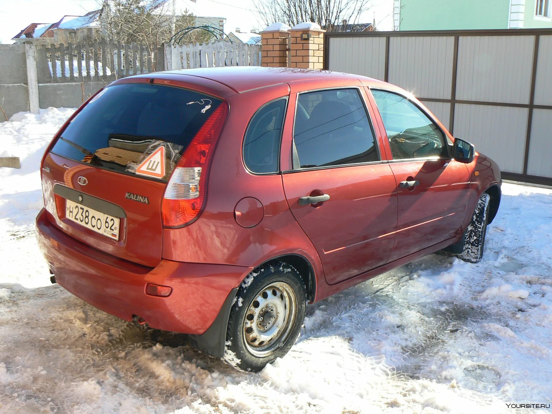 Новосибирск калина купить. Калина машина h023yy72. Машина Калина красная хэтчбек 323.
