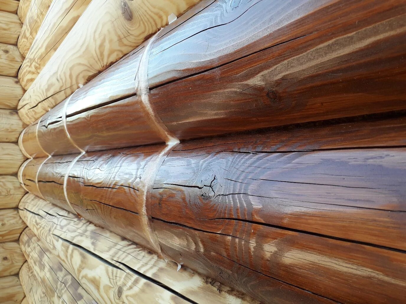 Покрытие бревна. Краска для бревна. краска для сруба. бревно обработанное. пропитка для сруба.